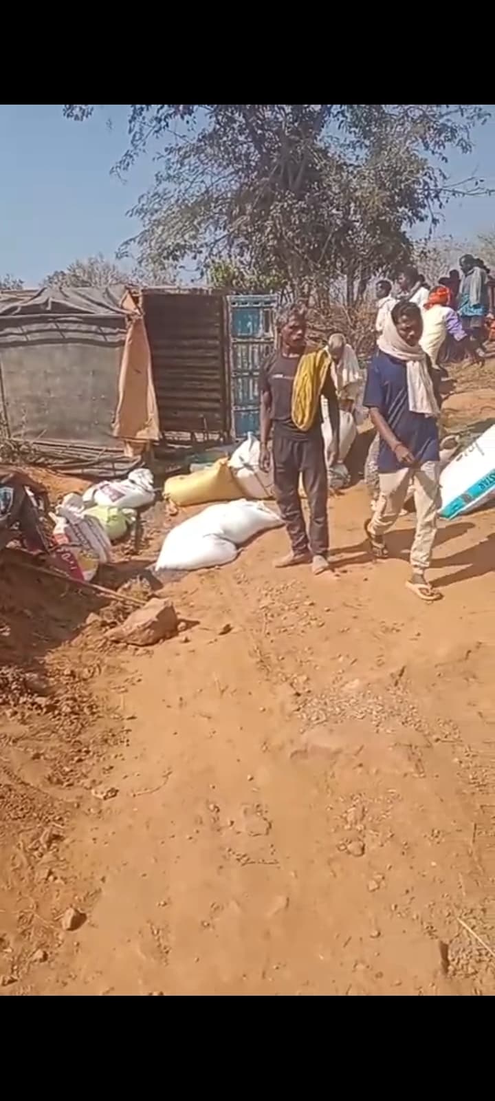 सवारी पिकअप वाहन के पलटने से दर्जनों घायल, चार रेफर