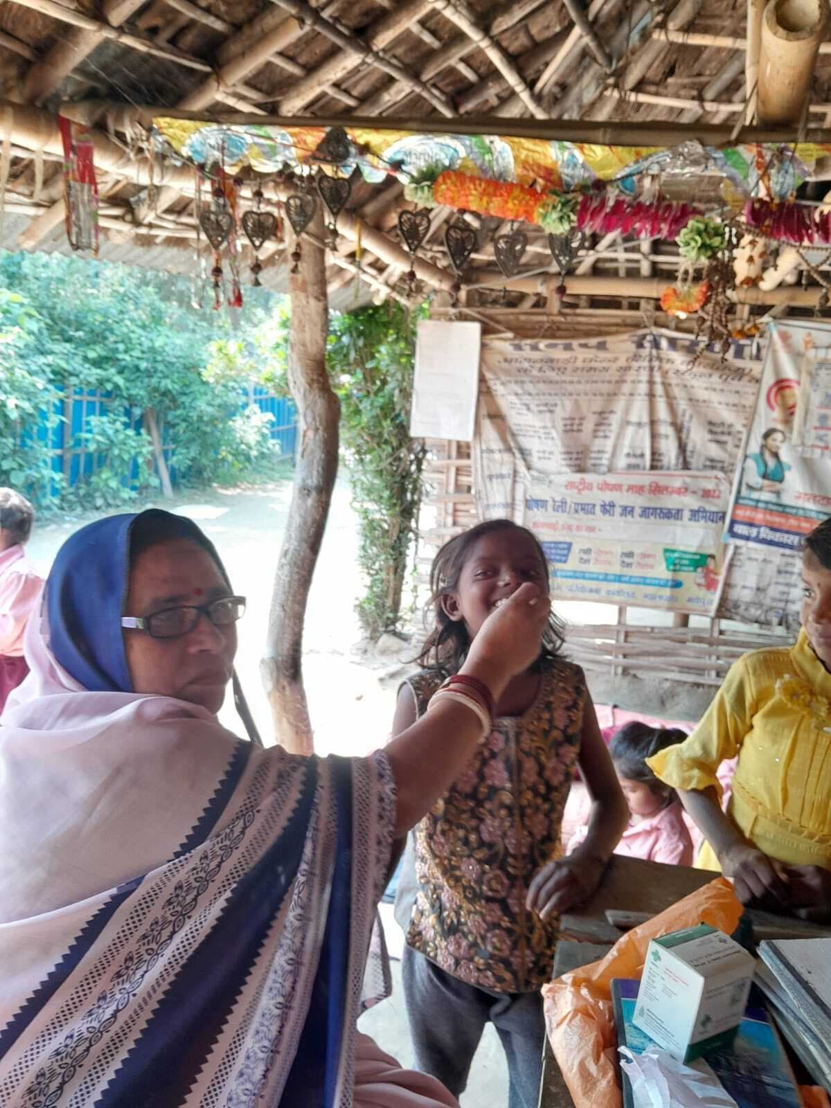 बच्चों को खिलायी गयी एल्बेंडाजोल की दवा