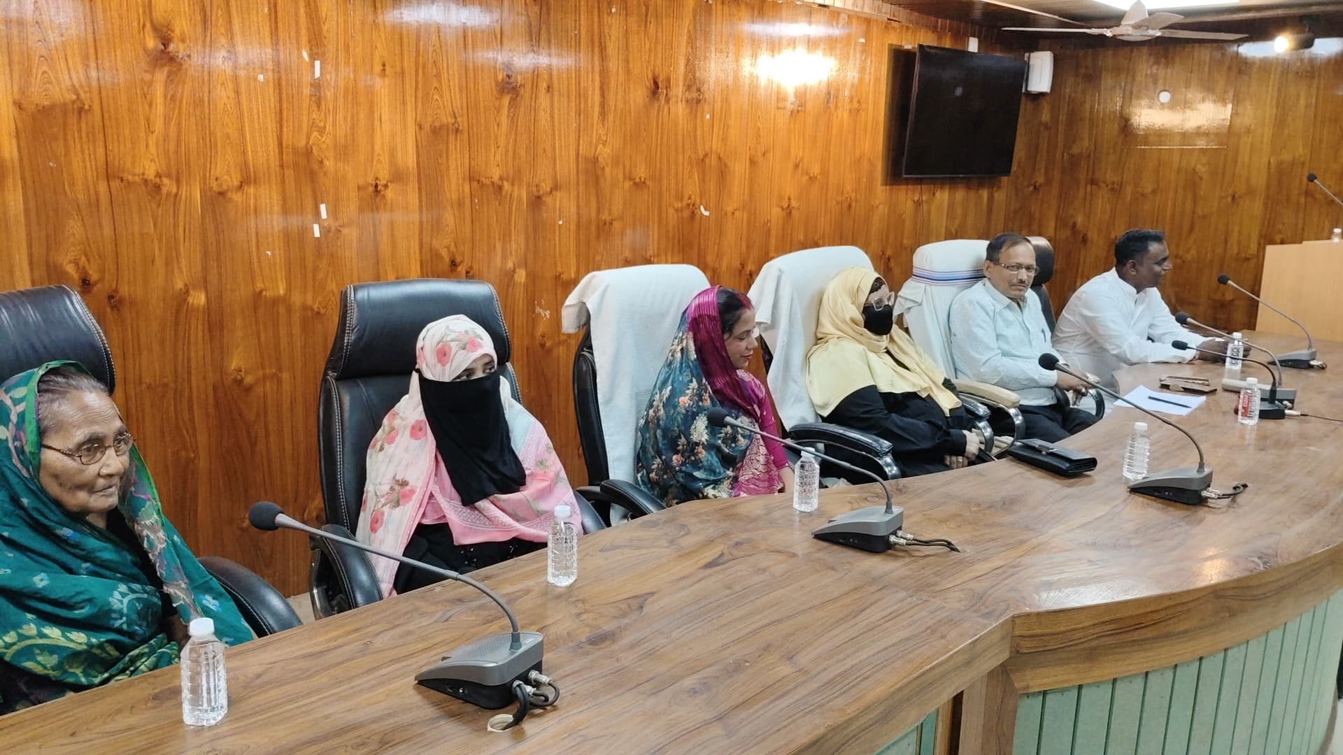 नगर परिषद में हाट व होर्डिंग की हुई बंदोबस्ती