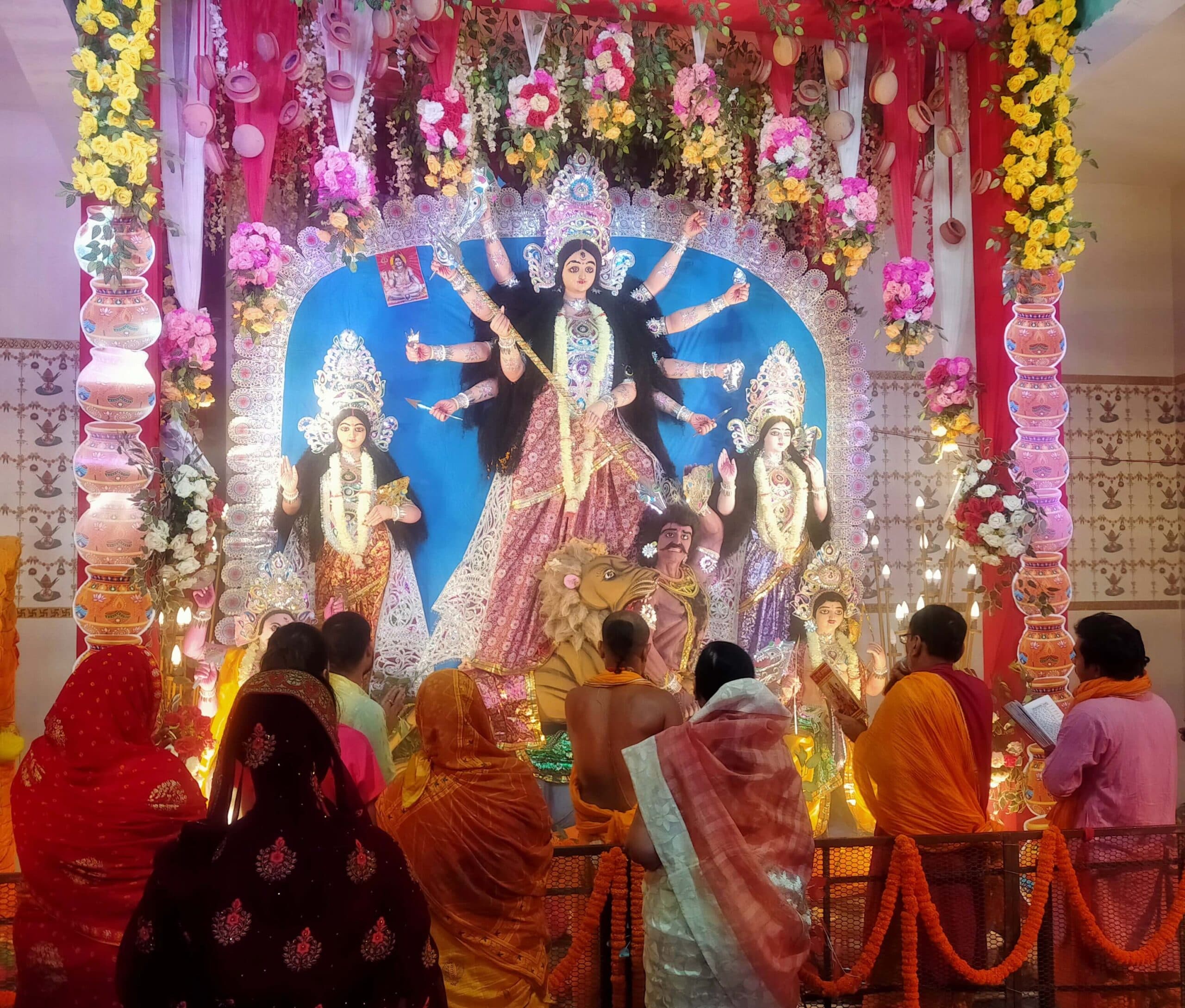 पूजन-अनुष्ठान के साथ खुल गए देवी मंदिरों के पट, भक्तों ने लगाये माता के जयकारे