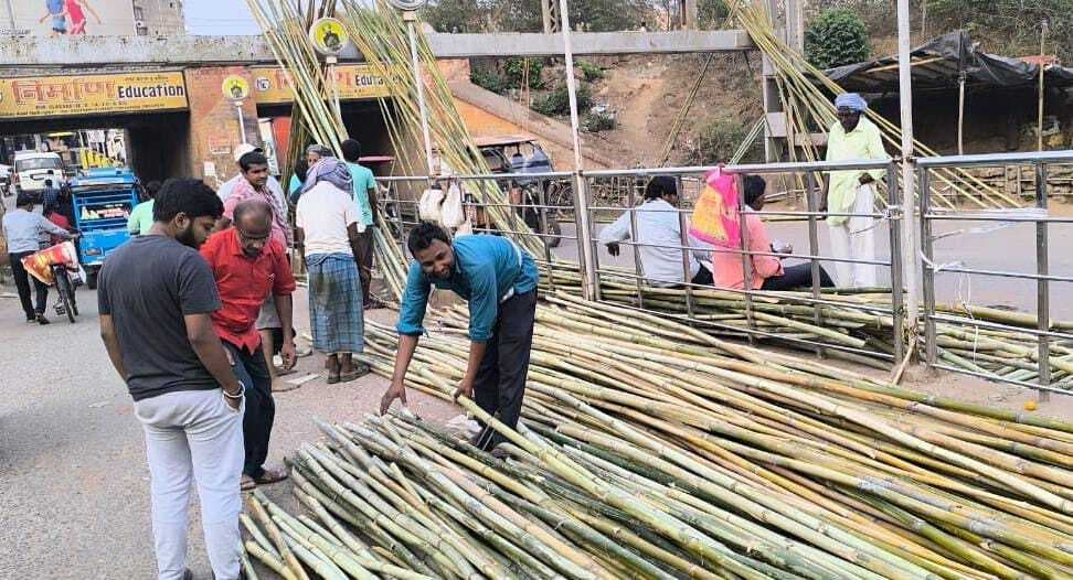 महावीर पताका से सजा बाजार