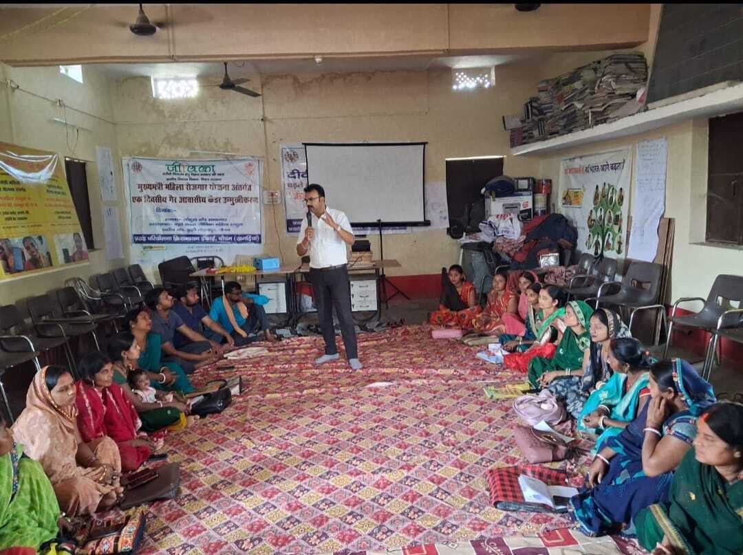 उद्यमी योजना से आत्मनिर्भरता की राह, जीविका दीदियों को मिला मार्गदर्शन