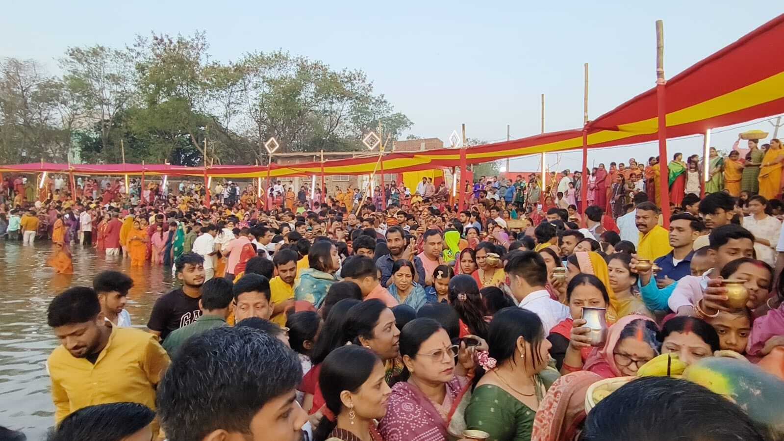 उदीयमान सूर्य को अर्घ्य के साथ चैती छठ संपन्न