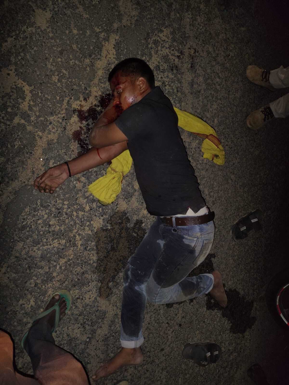 पेड़ से टकरा कर बाइक चालक गंभीर रूप से जख्मी, रेफर