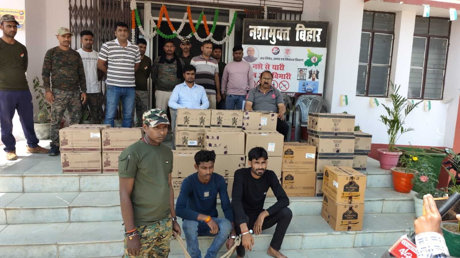 डुमरी चेकपोस्ट पर 1513 बोतल अंग्रेजी शराब जब्त, चार तस्कर गिरफ्तार