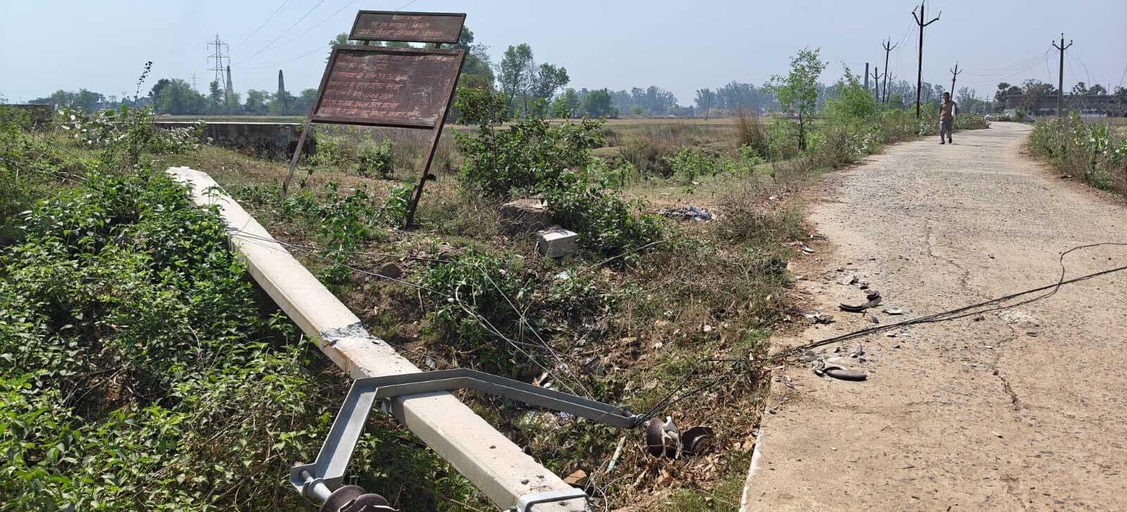 हाइवा की टक्कर से बिजली के 12 पोल क्षतिग्रस्त, कई इलाकों में अंधेरा