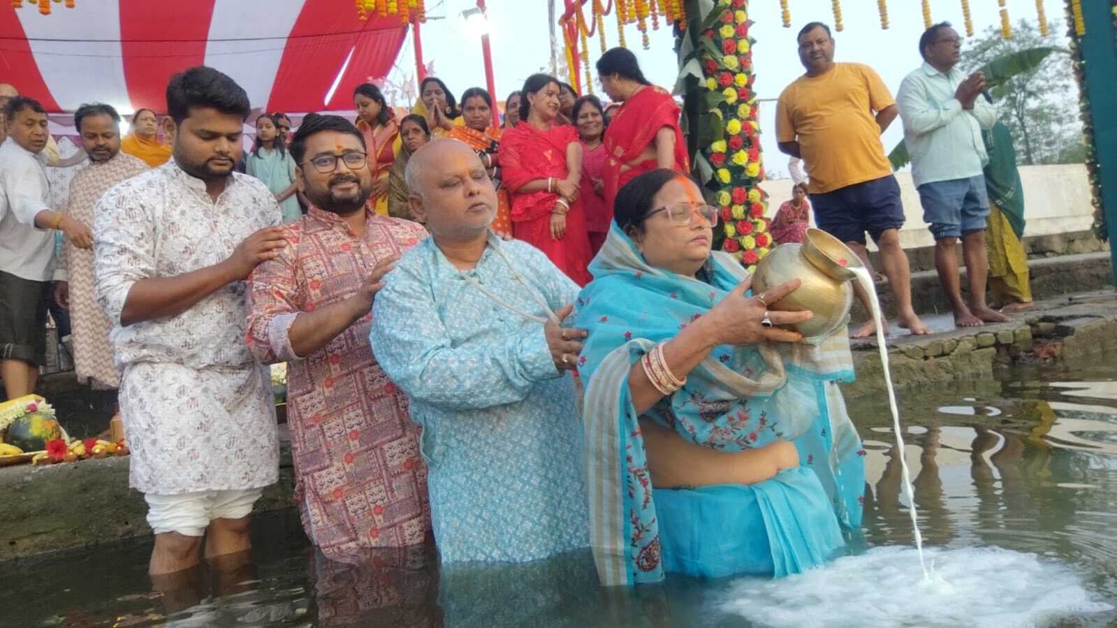 चितरा : चैती छठ पर छठ घाटों पर उमड़े श्रद्धालु