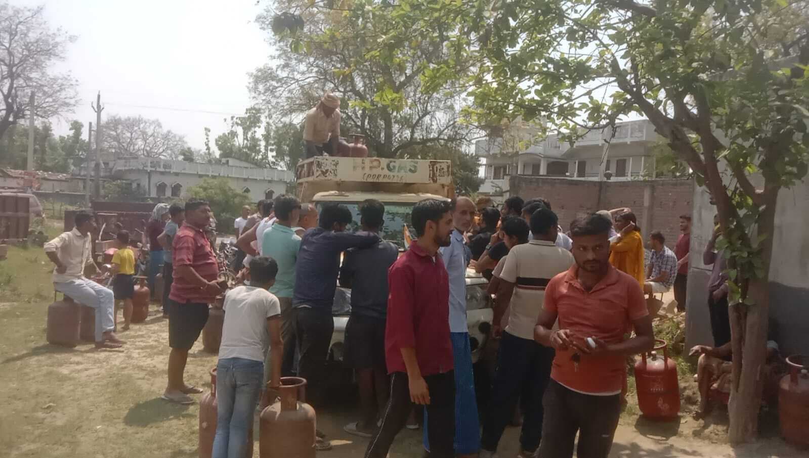 परबत्ता में घरेलू गैस की डिलीवरी शुरू, उपभोक्ताओं को मिली राहत