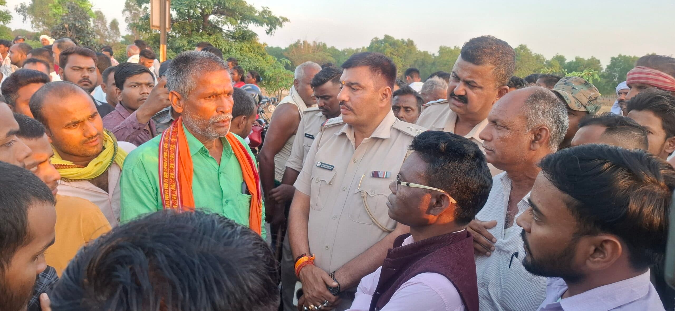 Giridh News :पिकअप वैन की टक्कर से बाइक सवार की मौत, विरोध में सड़क जाम