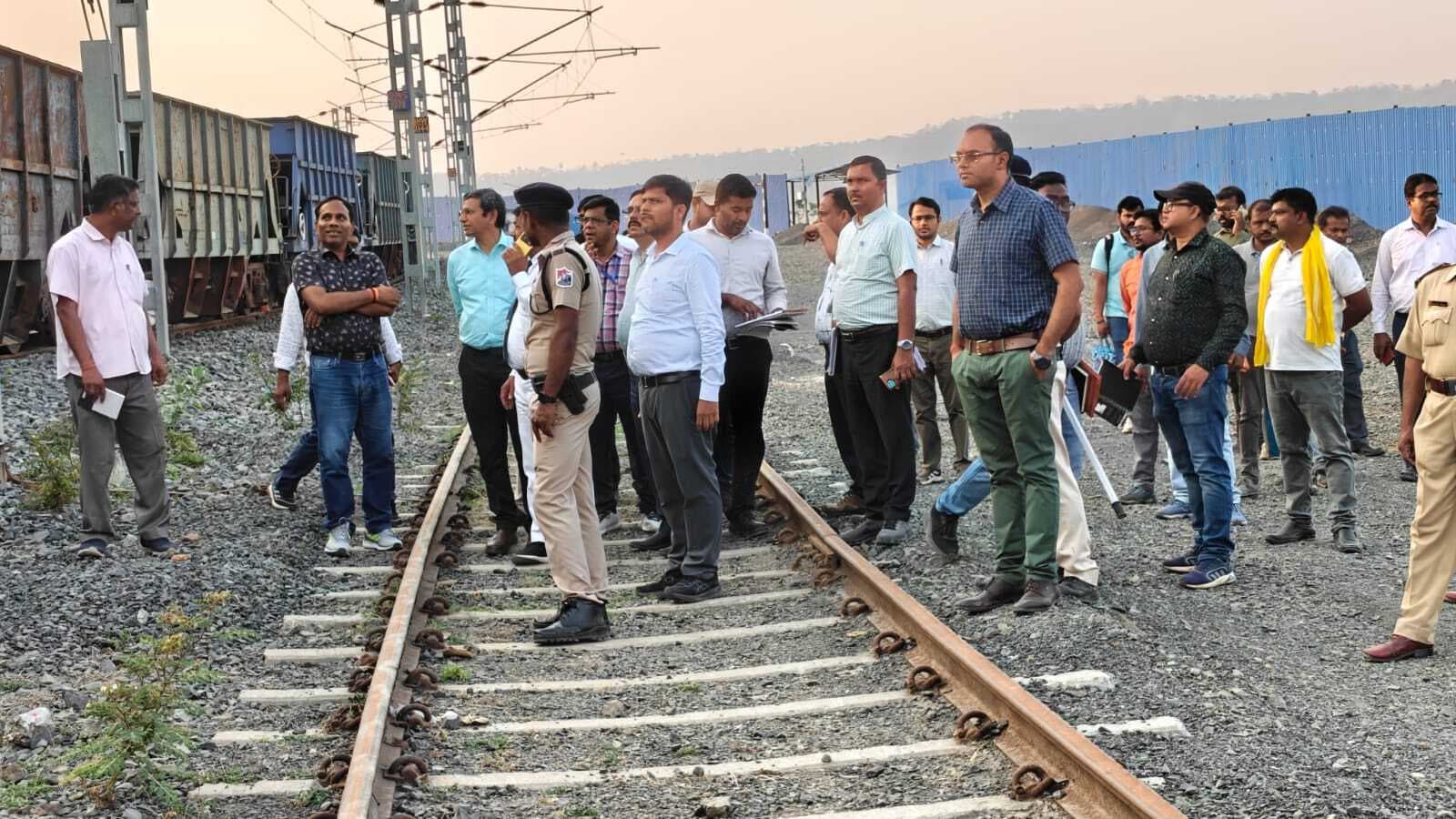 लीड : : बरहरवा रेलवे स्टेशन व लोडिंग साइट का डीआरएम ने किया निरीक्षण