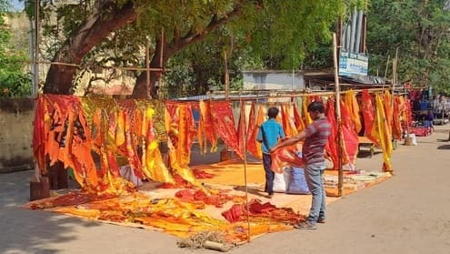 बाजार में चहल-पहल, महावीरी झंडे और पूजा सामग्री की हो रही जोरदार खरीदारी