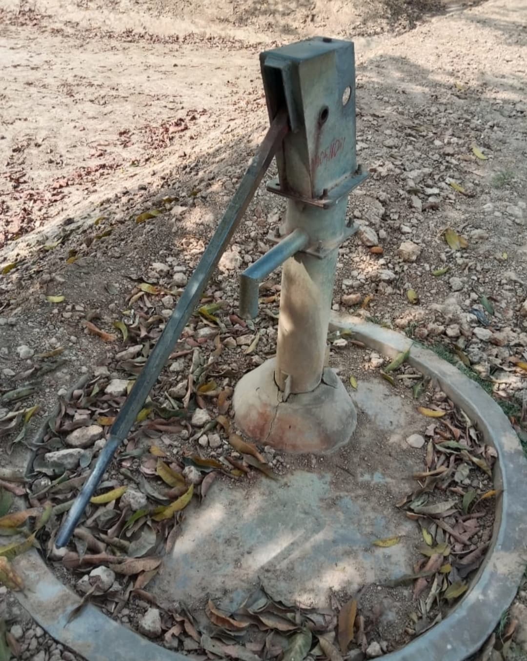 पहाड़ की तलहटी वाले गांवों में पानी को लेकर मचा हाहाकार