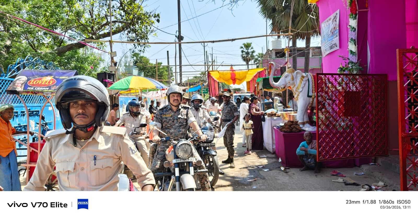 रामनवमी को लेकर पुलिस सतर्क, अकबरपुर में फ्लैग मार्च