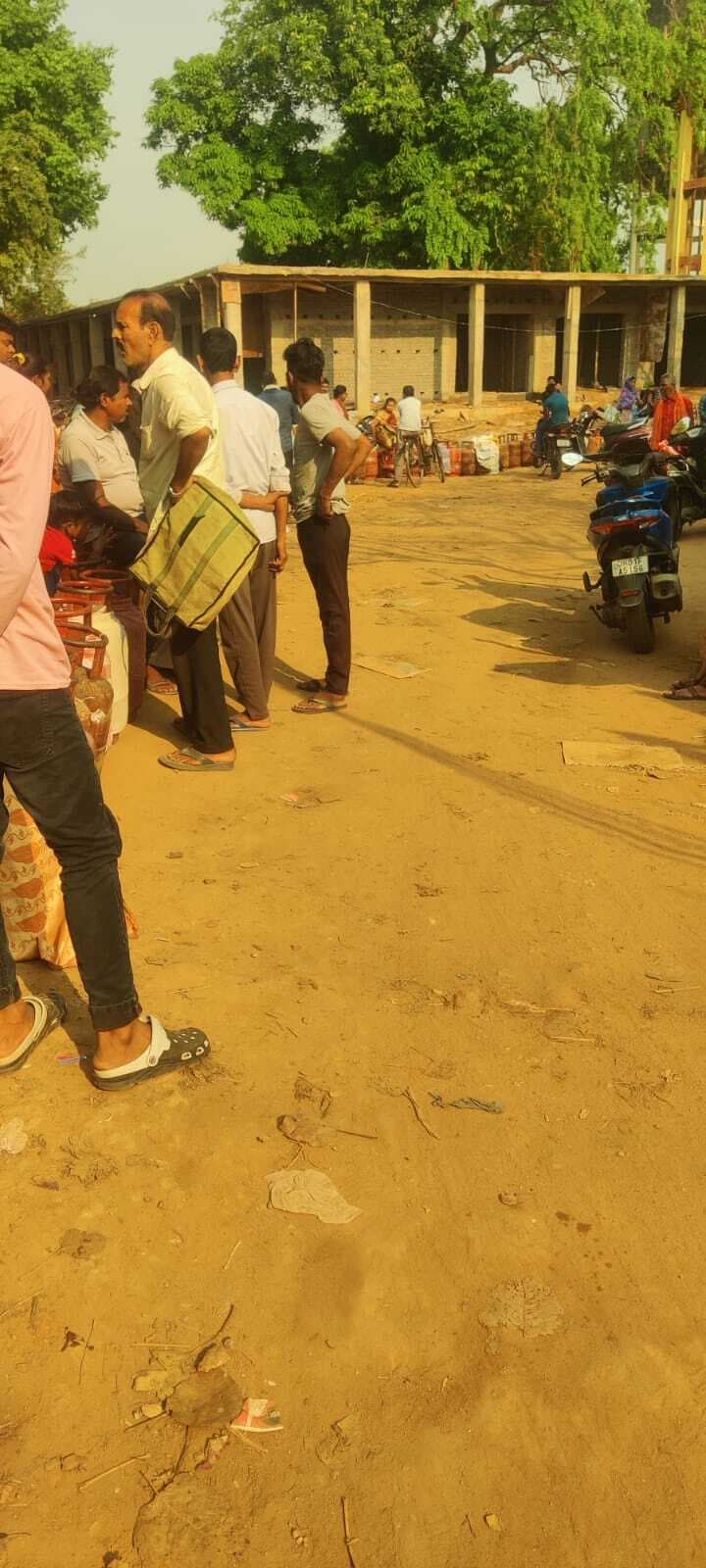 गैस सिलिंडर के लिए रात 12 से ही कतार