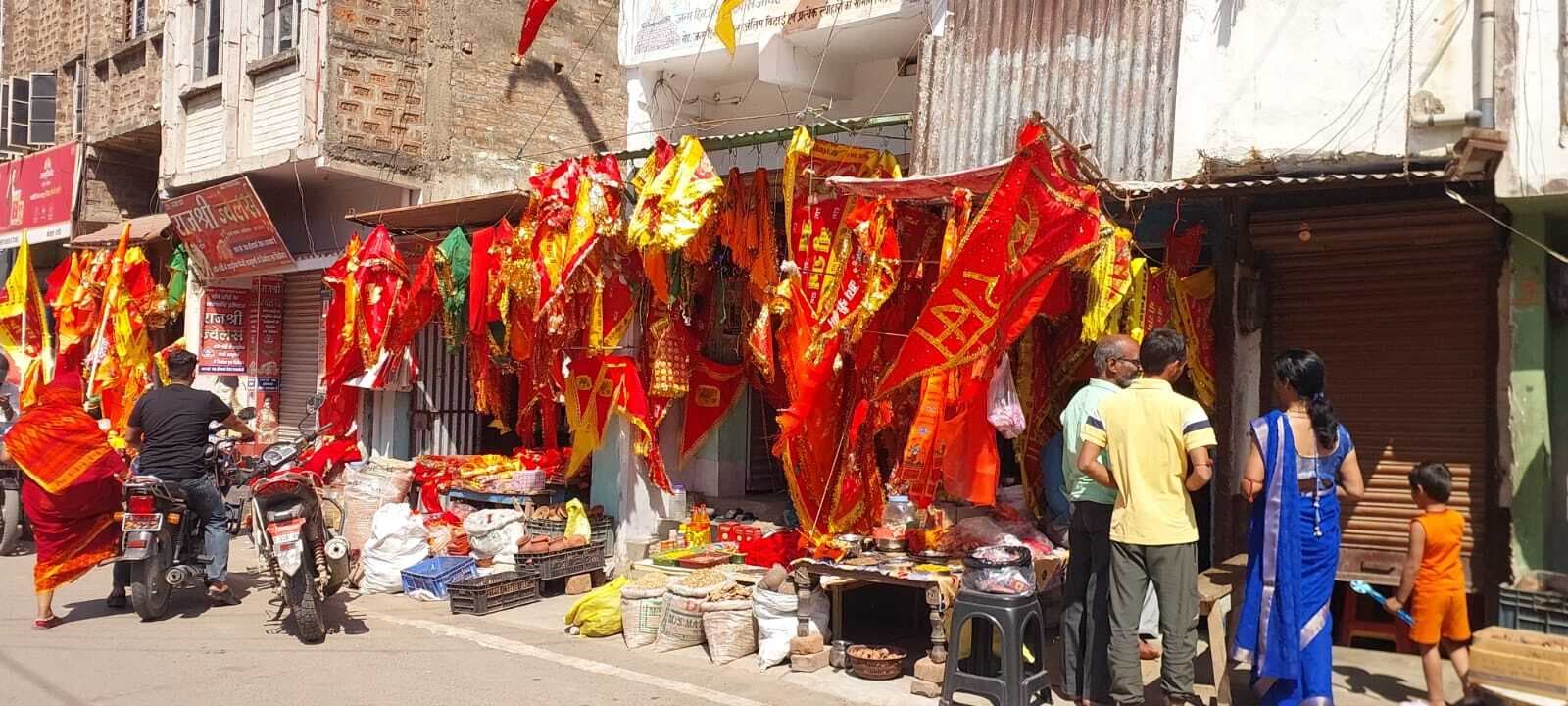 रामनवमी को लेकर बाजार हुआ भगवामय, खरीदारी के लिए उमड़ी भीड़