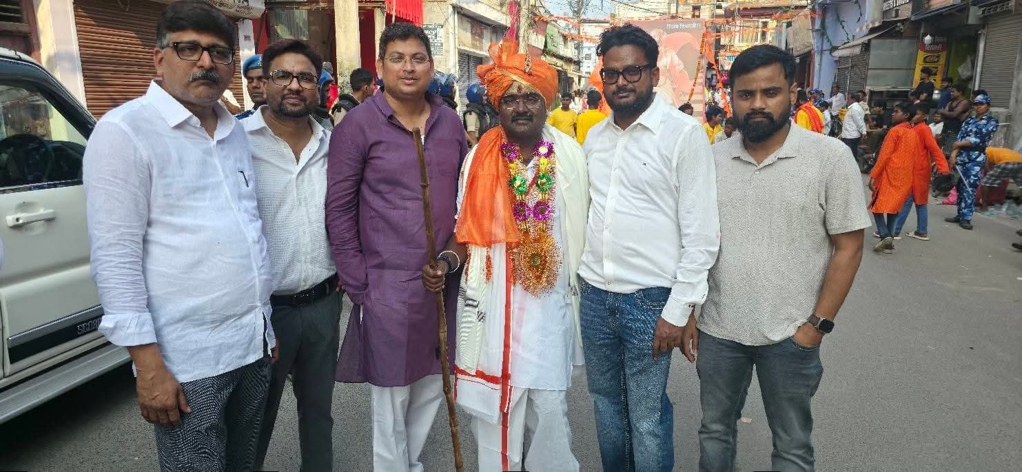 शोभा यात्रा के अध्यक्ष व संयोजक को किया गया सम्मानित