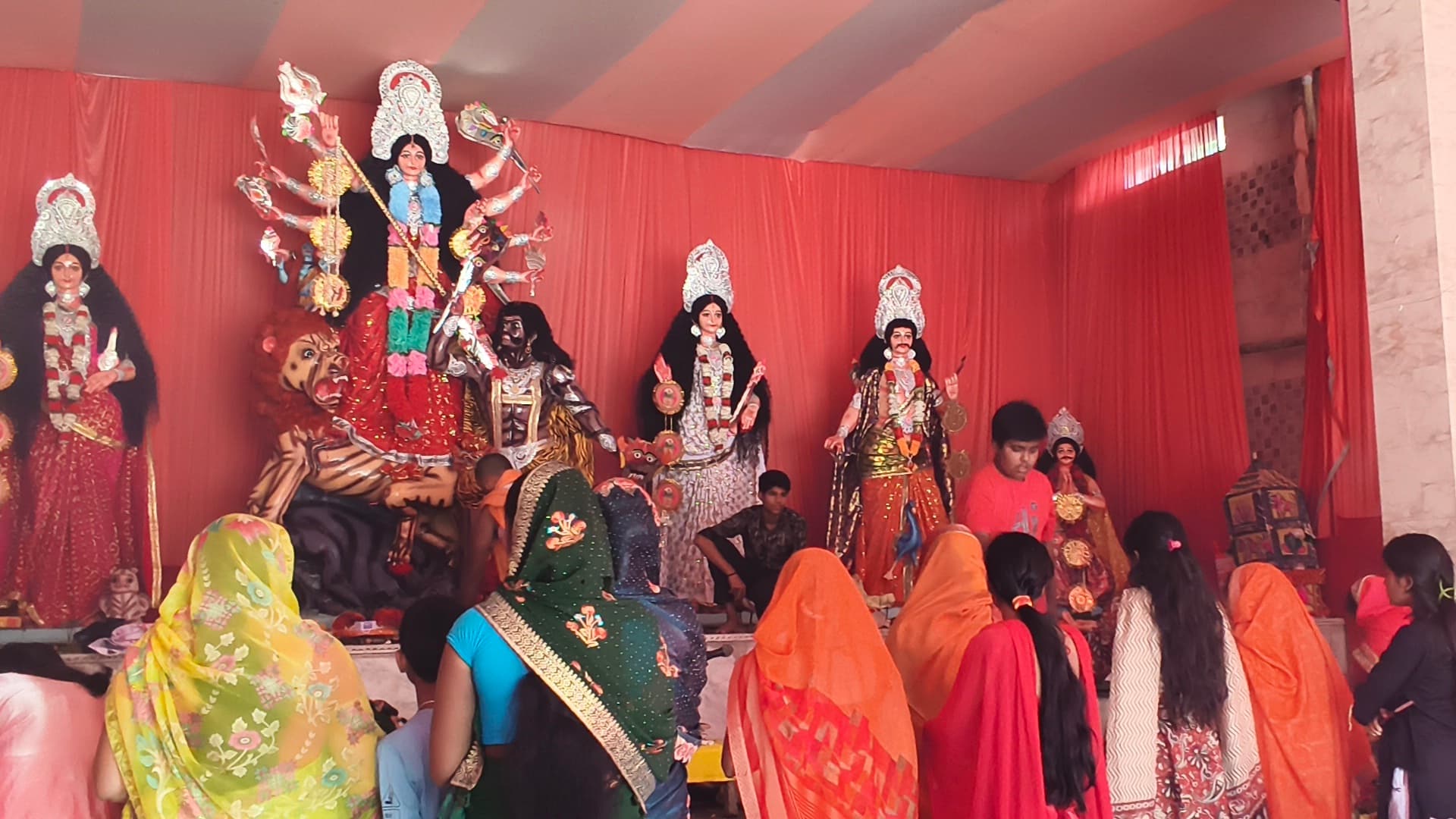 महा अष्टमी के मौके पर महिलाओं ने भरी खोइछा