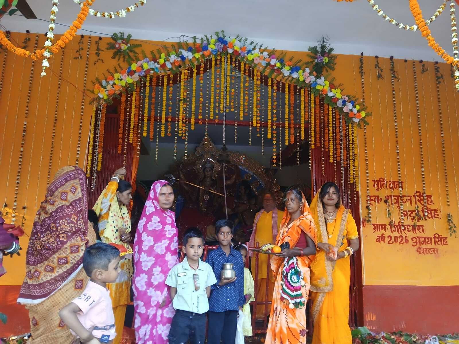 चैती दुर्गा मंदिर का पट खुलते ही डलिया चढ़ाने के लिए उमड़े श्रद्धालु