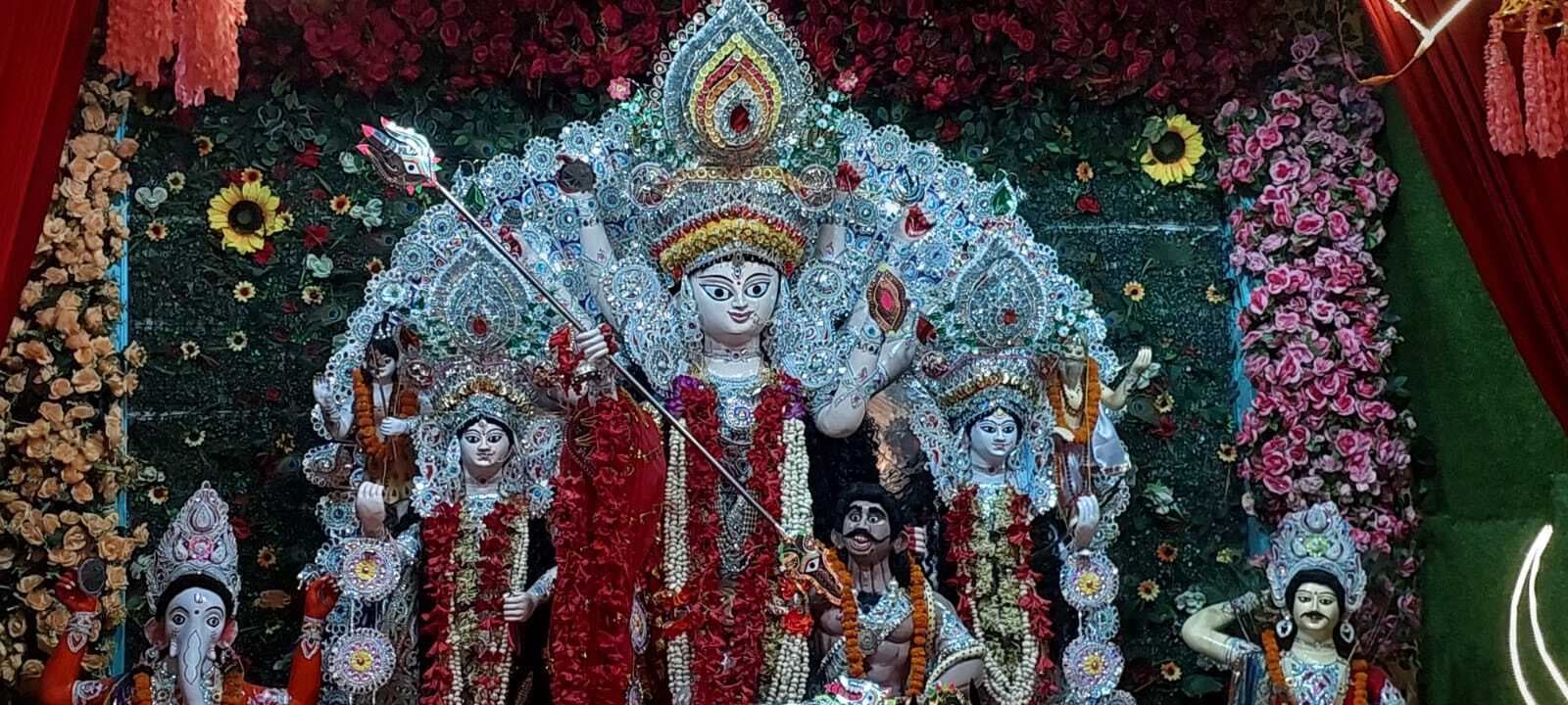 महाअष्टमी पर उमड़ा श्रद्धालुओं का जनसैलाब, भव्य पंडालों व आकर्षक विद्युत सज्जा ने मोहा मन