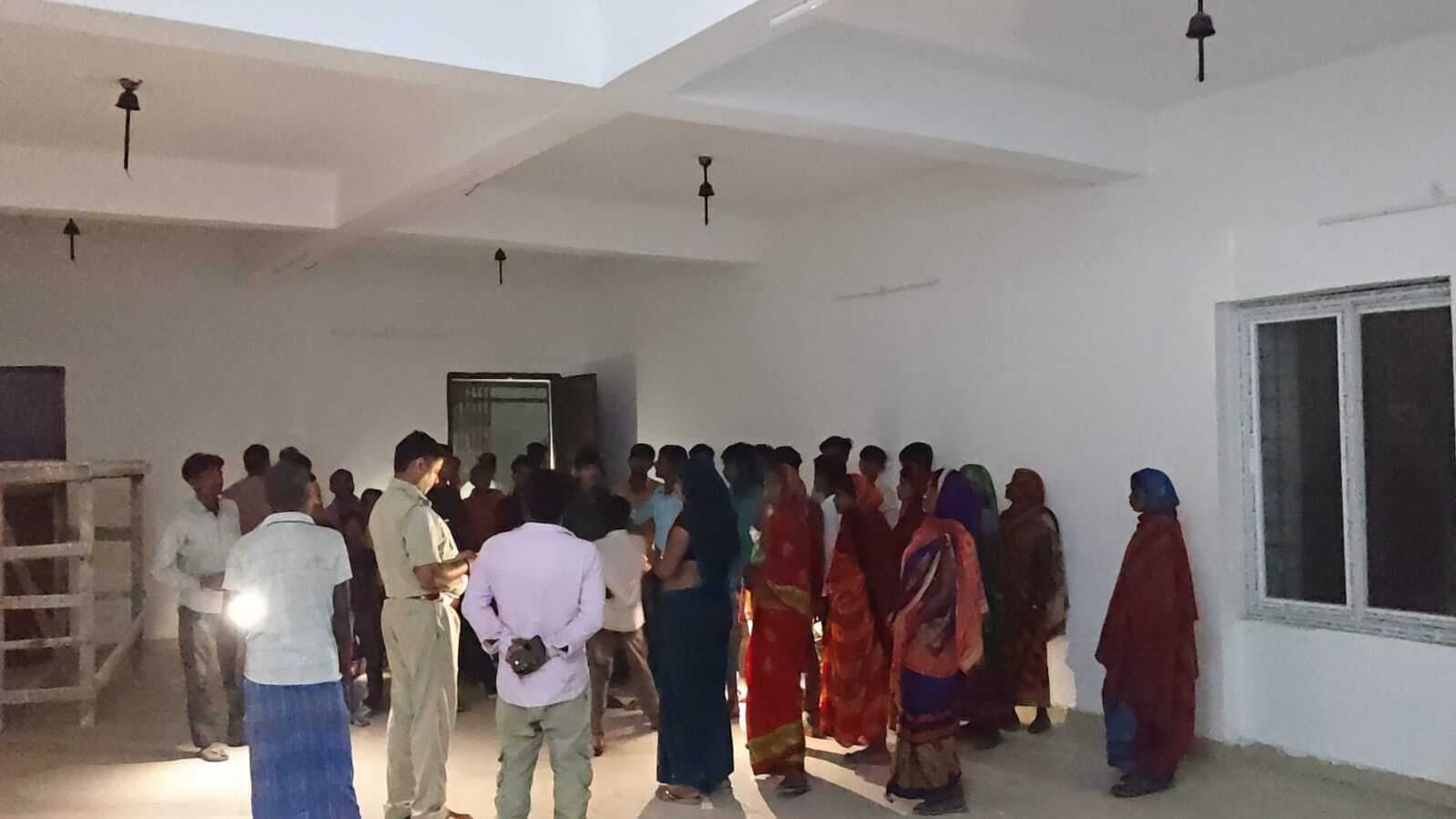 पंचायत सरकार भवन से 62 पंखे व दर्जनों लाइट चोरी