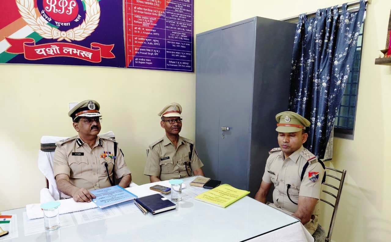 अधिकारी अपने मोबाइल में रखें अपराधियों का फोटो : आईजी