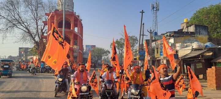 गोड्डा में नवनिर्मित हनुमान मंदिर में प्रतिमाओं के आगमन पर निकली भव्य शोभायात्रा