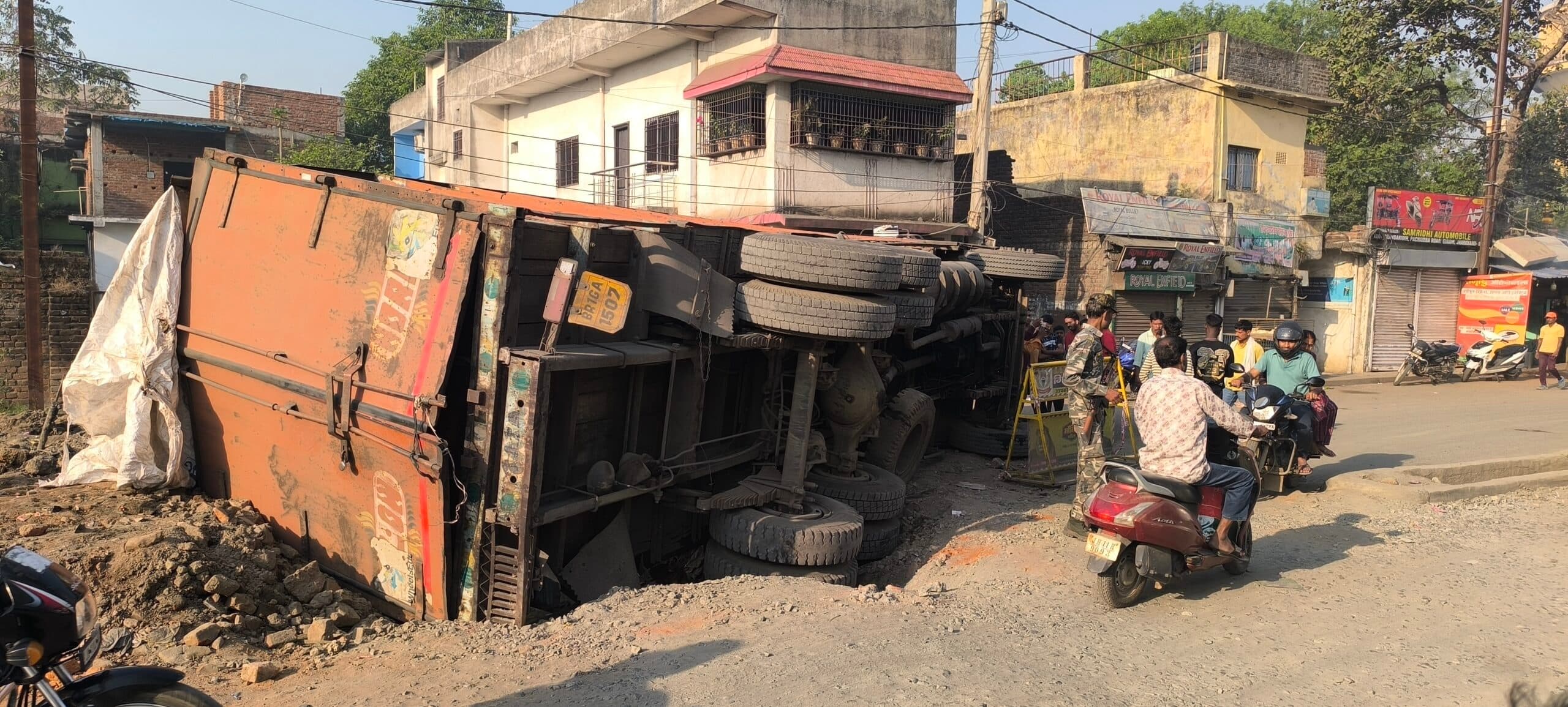 Giridih News :गिरिडीह-पचंबा मार्ग पर बियर लदा ट्रक पलटा, बड़ा हादसा टला