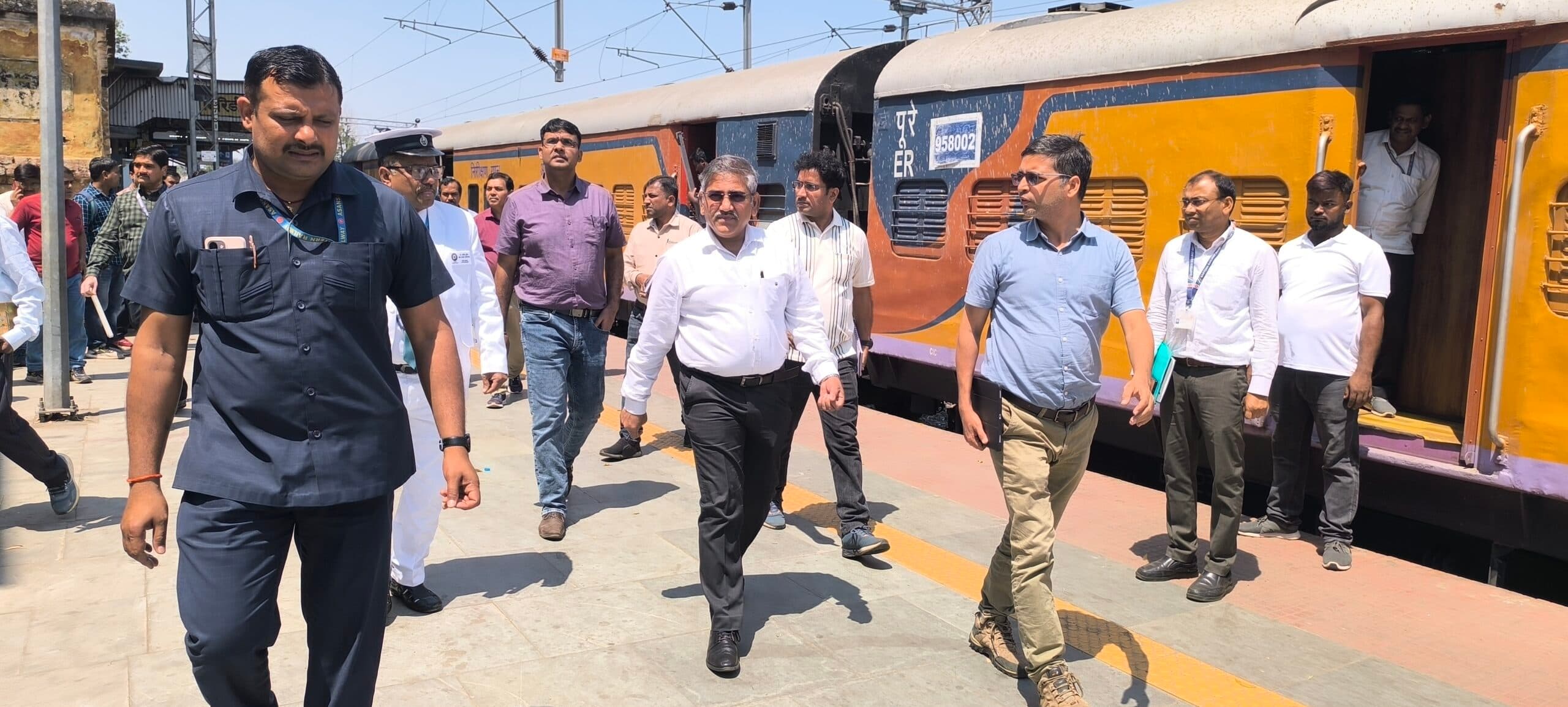 Giridih News :डीआरएम आसनसोल ने किया गिरिडीह रेलवे स्टेशन का निरीक्षण