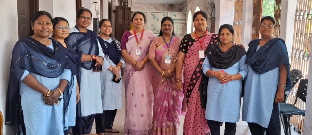 Giridih News :महिला कर्मचारियों के बीच रंगोली प्रतियोगिता