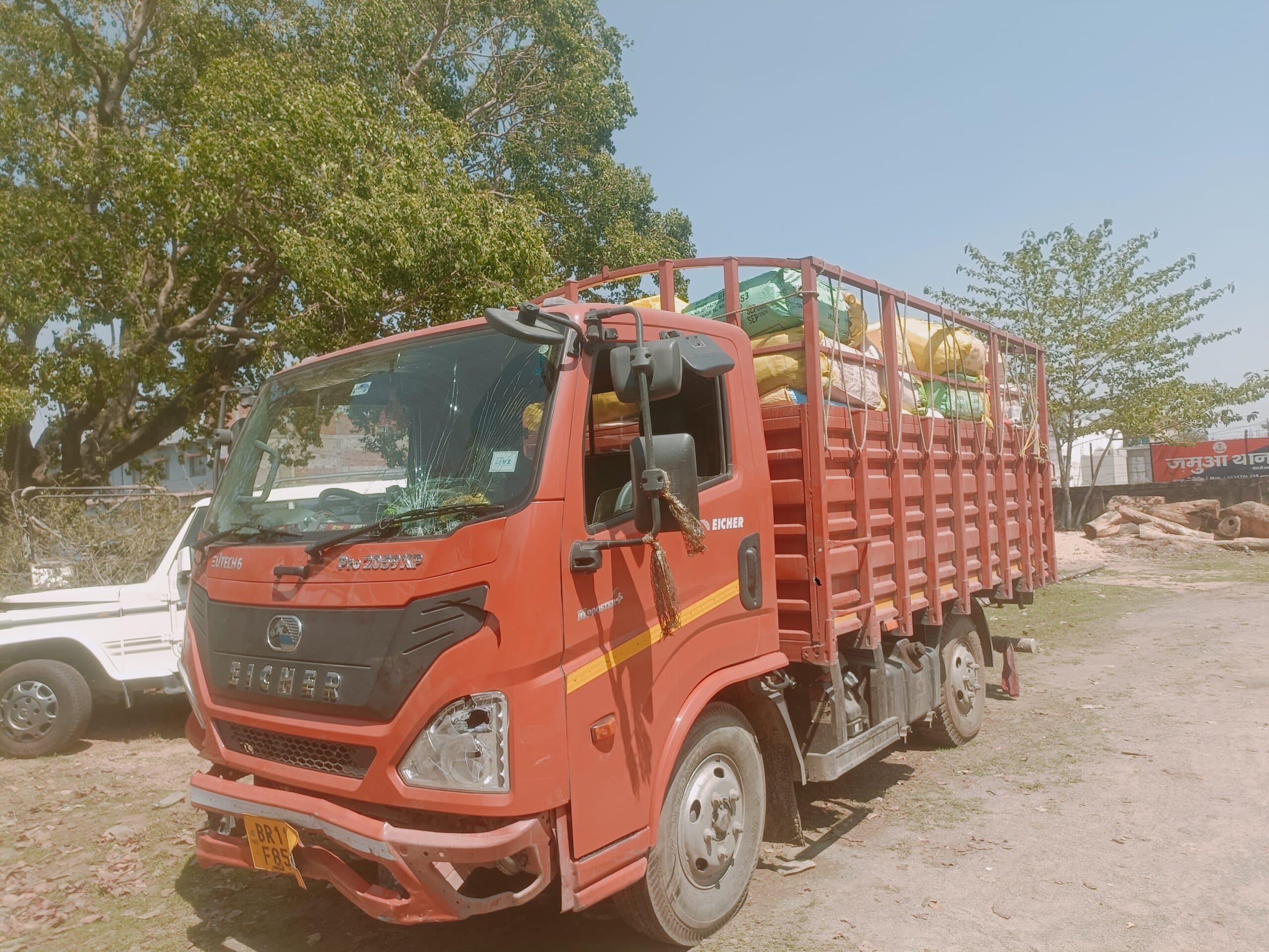 Giridih News :सब्जी लदे वाहन ने स्कूटी सवार को कुचला, गंभीर