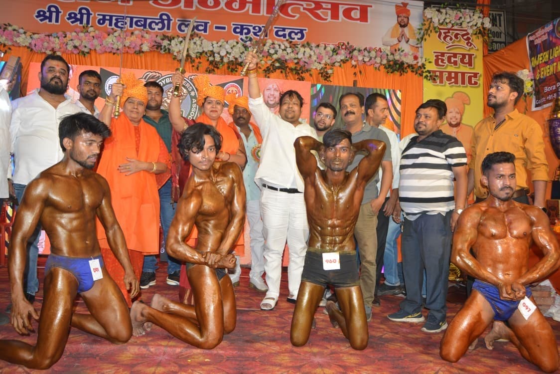 Dhanbad News: रामनवमी की पूर्व संध्या पर अखाड़ा दलों के खिलाड़ियों ने दिखाये हैरतअंगेज करतब