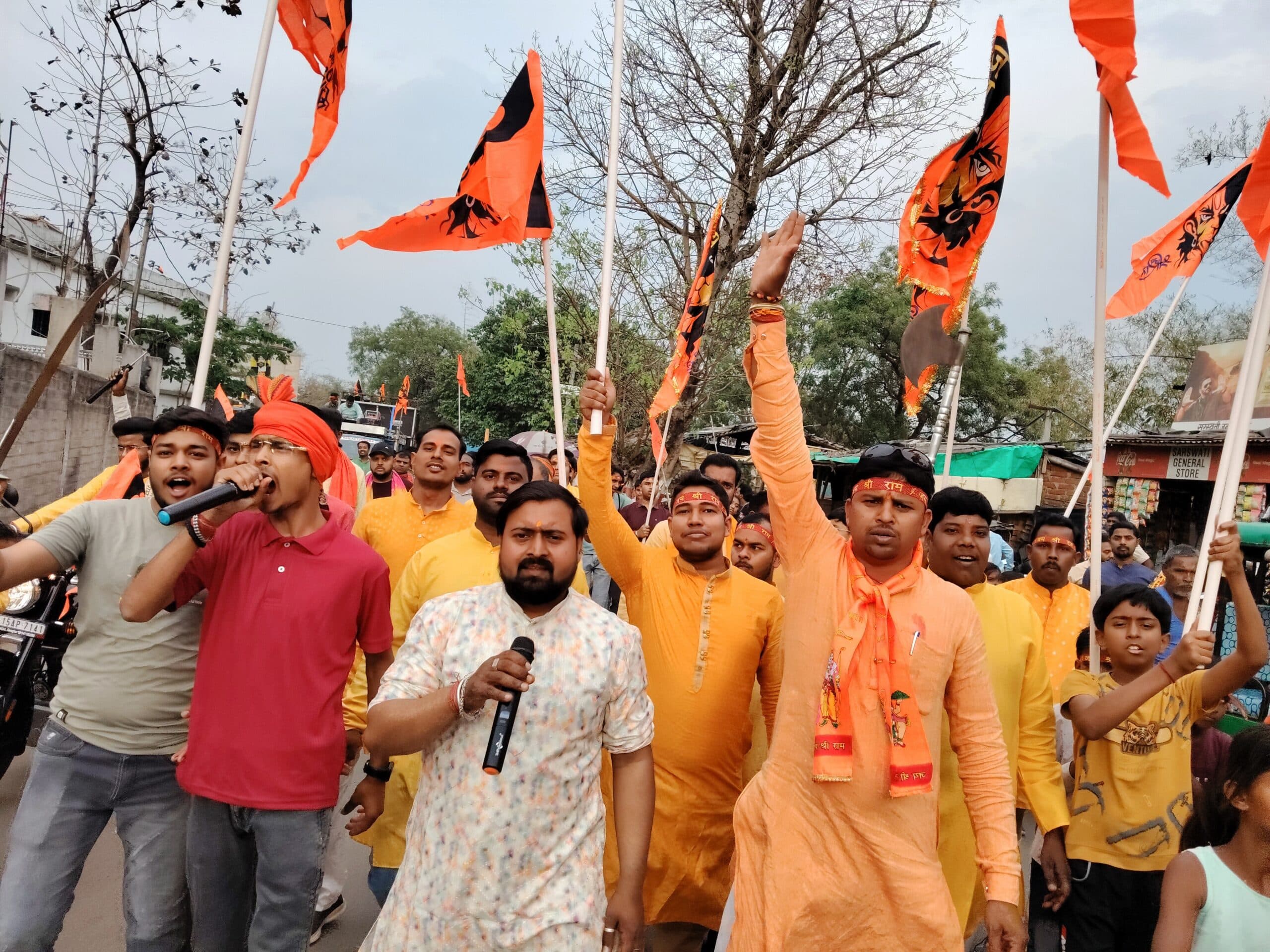 देवीपुर: धूमधाम से निकला रामनवमी जुलूस, जय श्रीराम के नारों से गूंजा इलाका