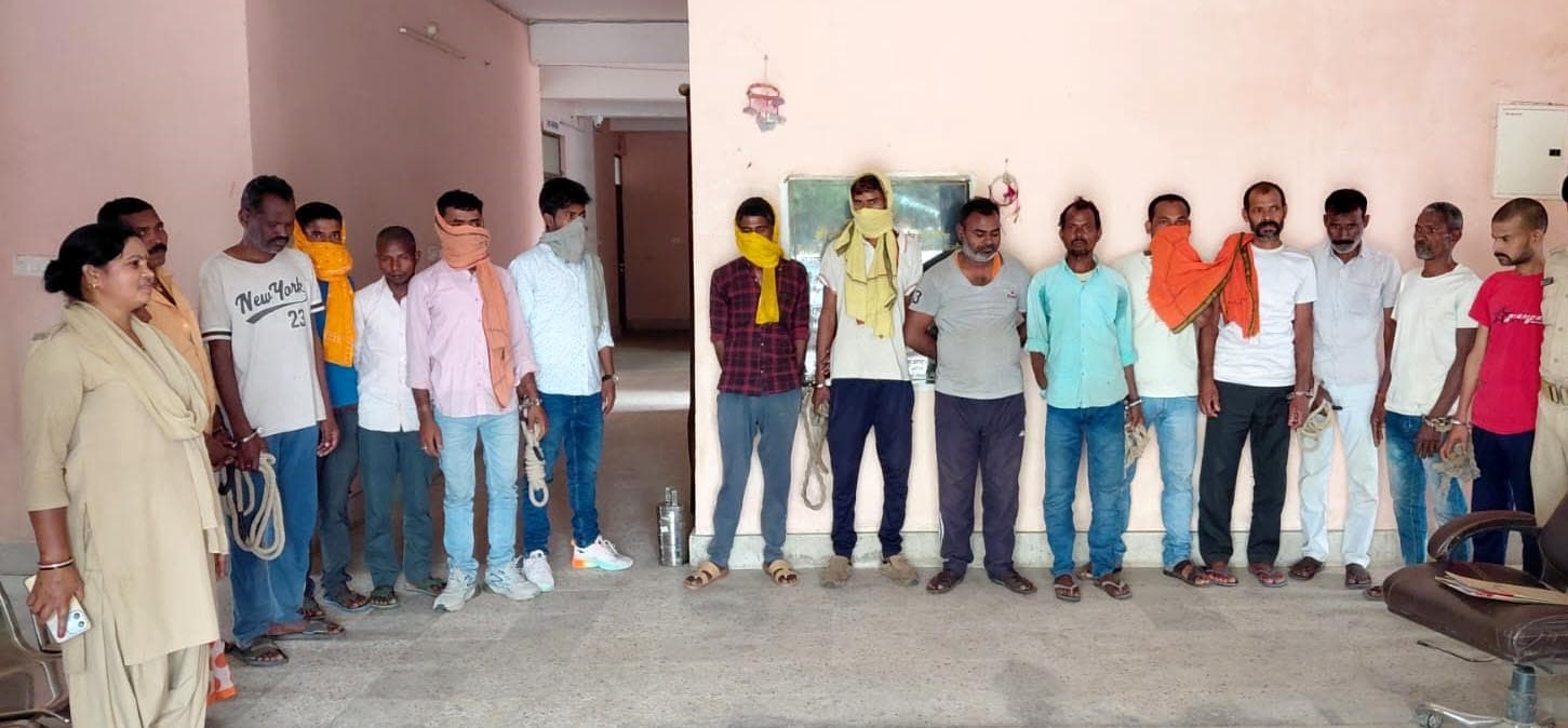 शराब के साथ महिला तस्कर व 15 शराबी गिरफ्तार