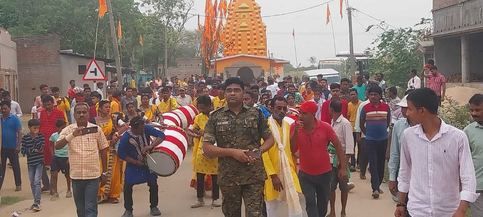 गाजे-बाजे के साथ बिंदापाथर में निकली शोभायात्रा