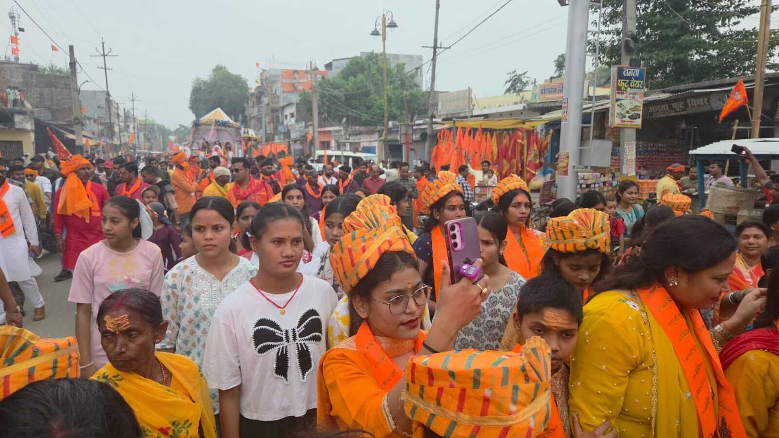गाजे-बाजे व झांकी के साथ निकली शोभायात्रा, जय श्रीराम के नाम से गूंजा शहर