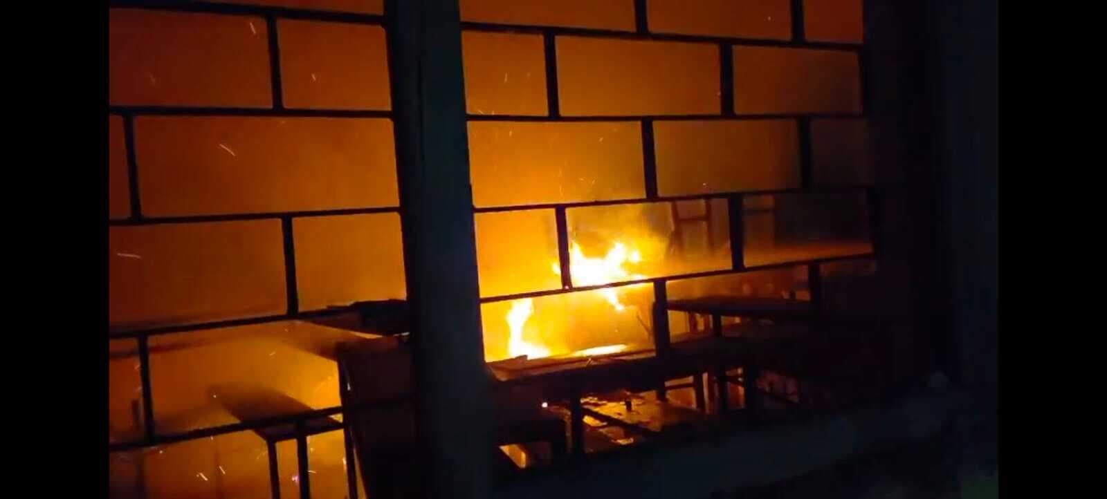 घोसैठ प्लस टू उच्च विद्यालय में लगी भीषण आग, दमकल से पाया काबू
