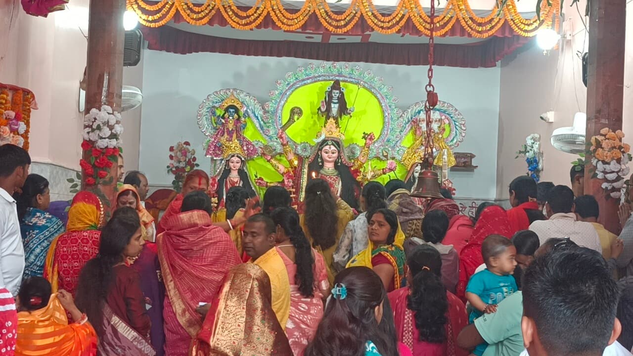चैत्र नवरात्र पर मंदिरों में उमड़ी श्रद्धालुओं की भीड़, महिलाओं ने की मां दुर्गा की पूजा