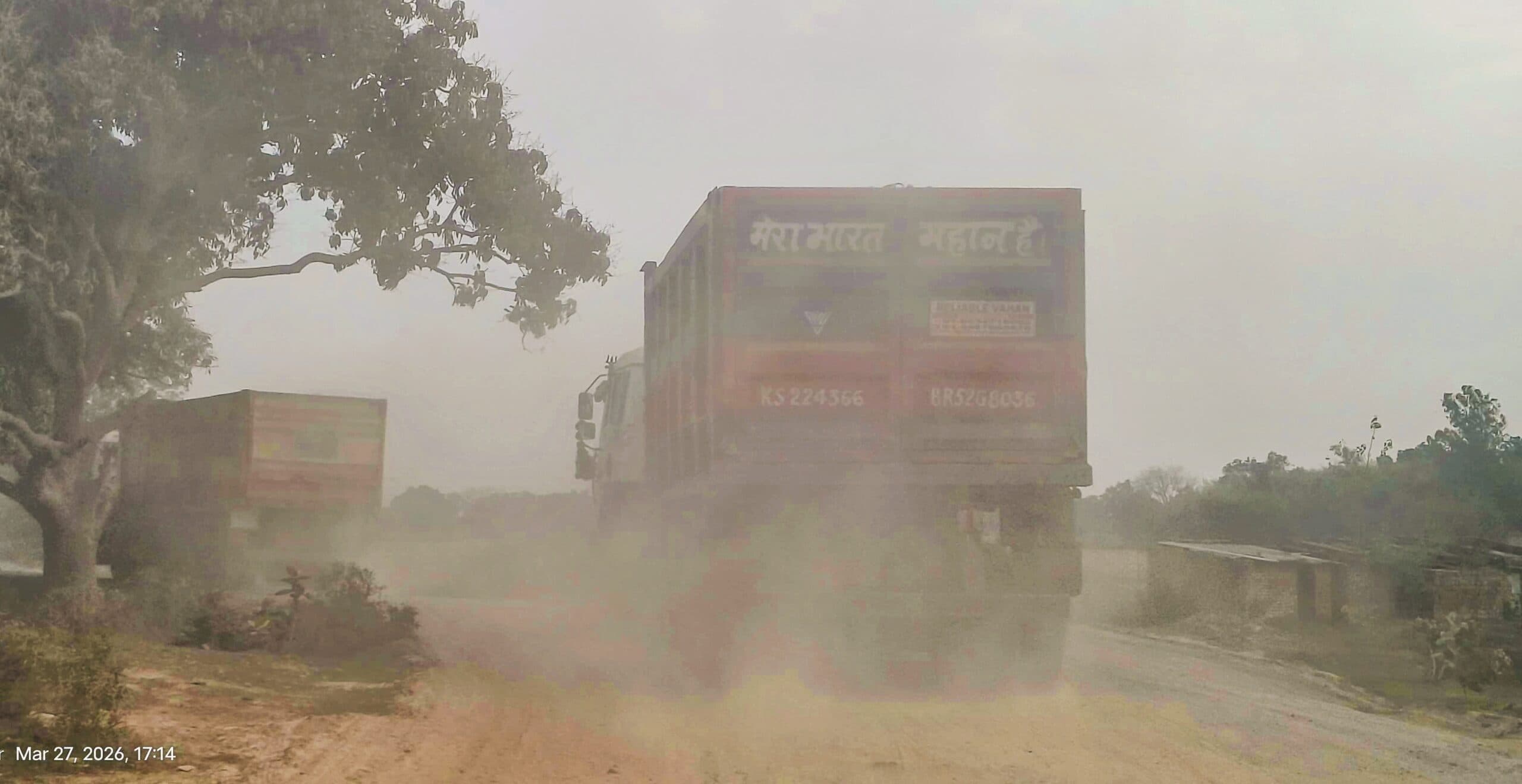गिद्धौर-कोल्हुआ जमुई बायपास रोड बदहाल, धूल व गड्ढों से हर दिन हादसे का खतरा