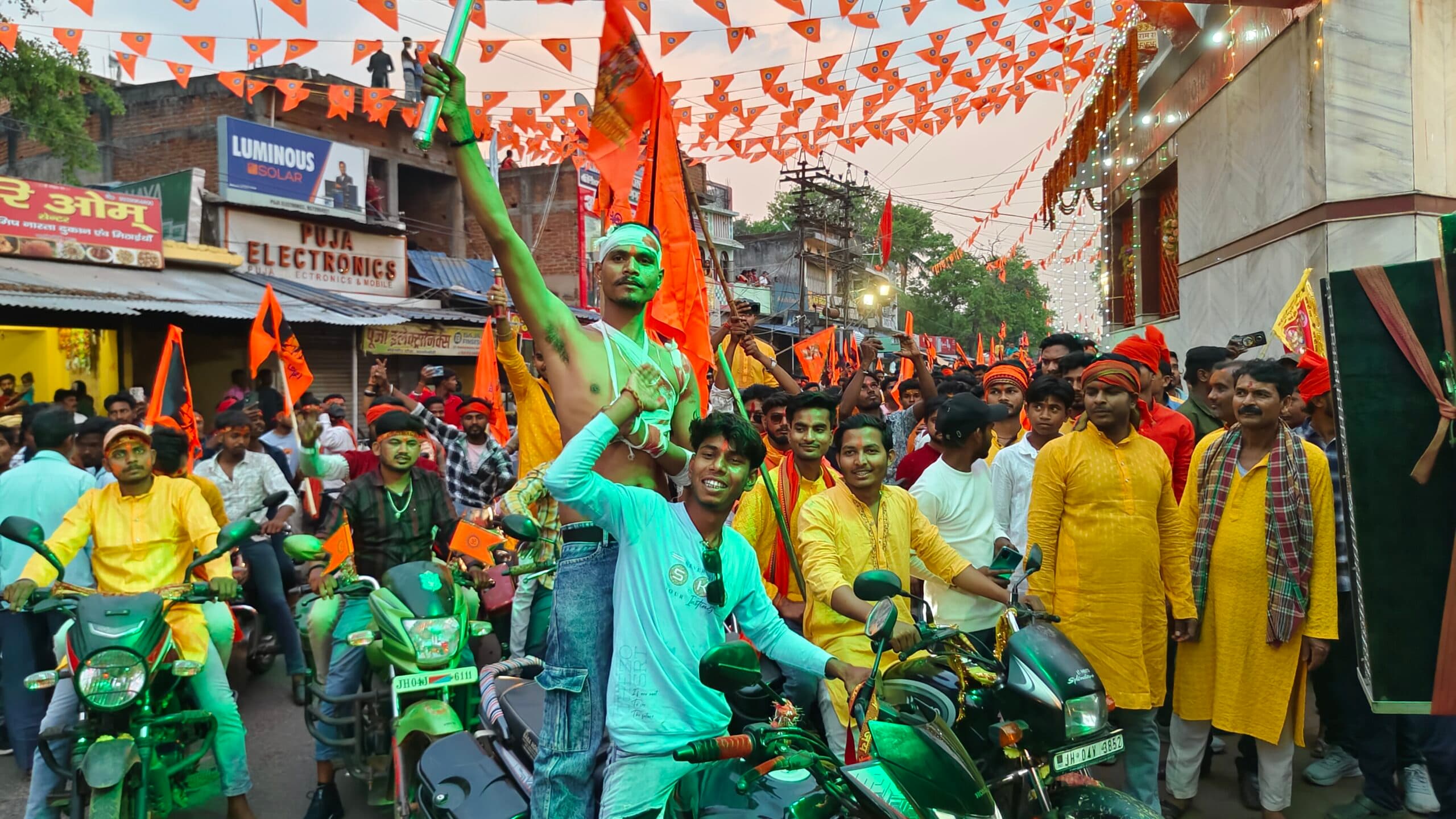 पालोजोरी में धूमधाम से संपन्न हुआ भव्य रामनवमी अखाड़ा जुलूस