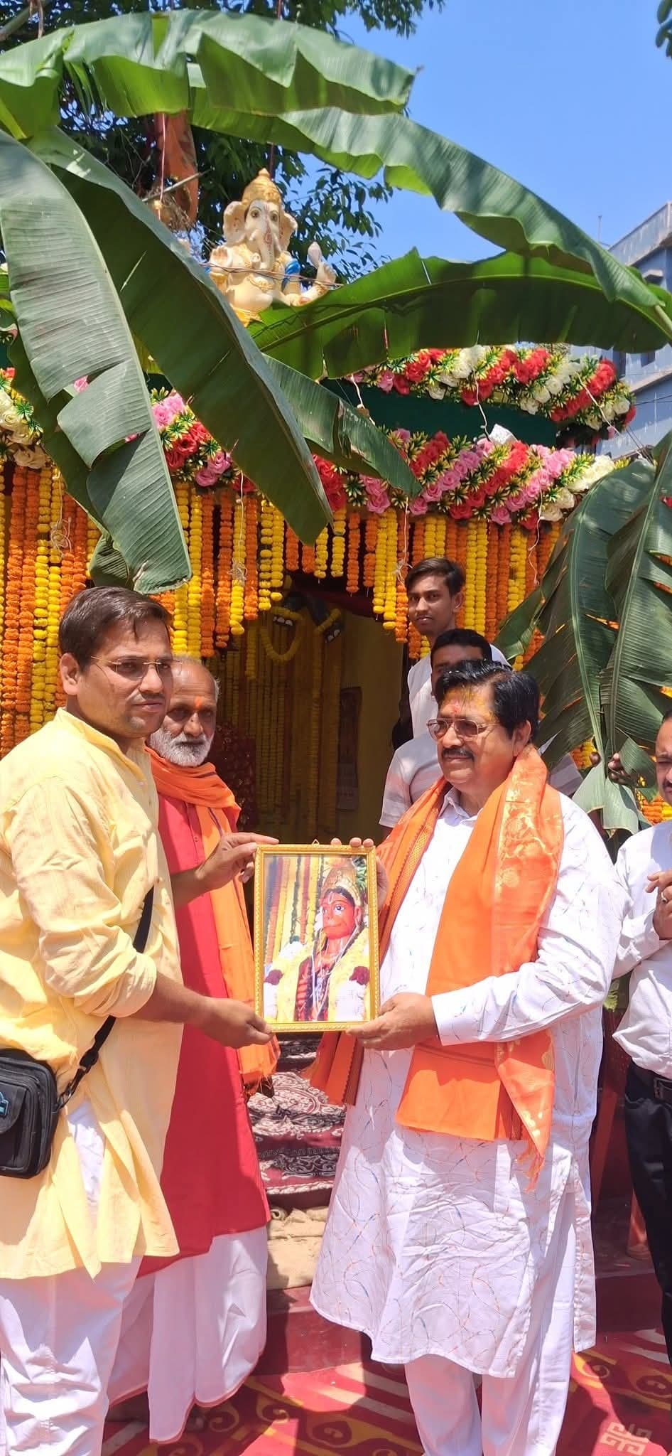 रामनवमी पर ध्वजा चढ़ाने उमड़ी लोगों की भीड़