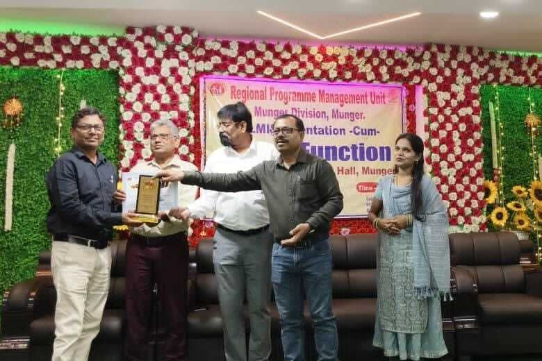 प्रमंडल स्तर पर सर्वाधिक पुरुष नसबंदी करने वाले सदर अस्पताल के उपाधीक्षक हुए सम्मानित