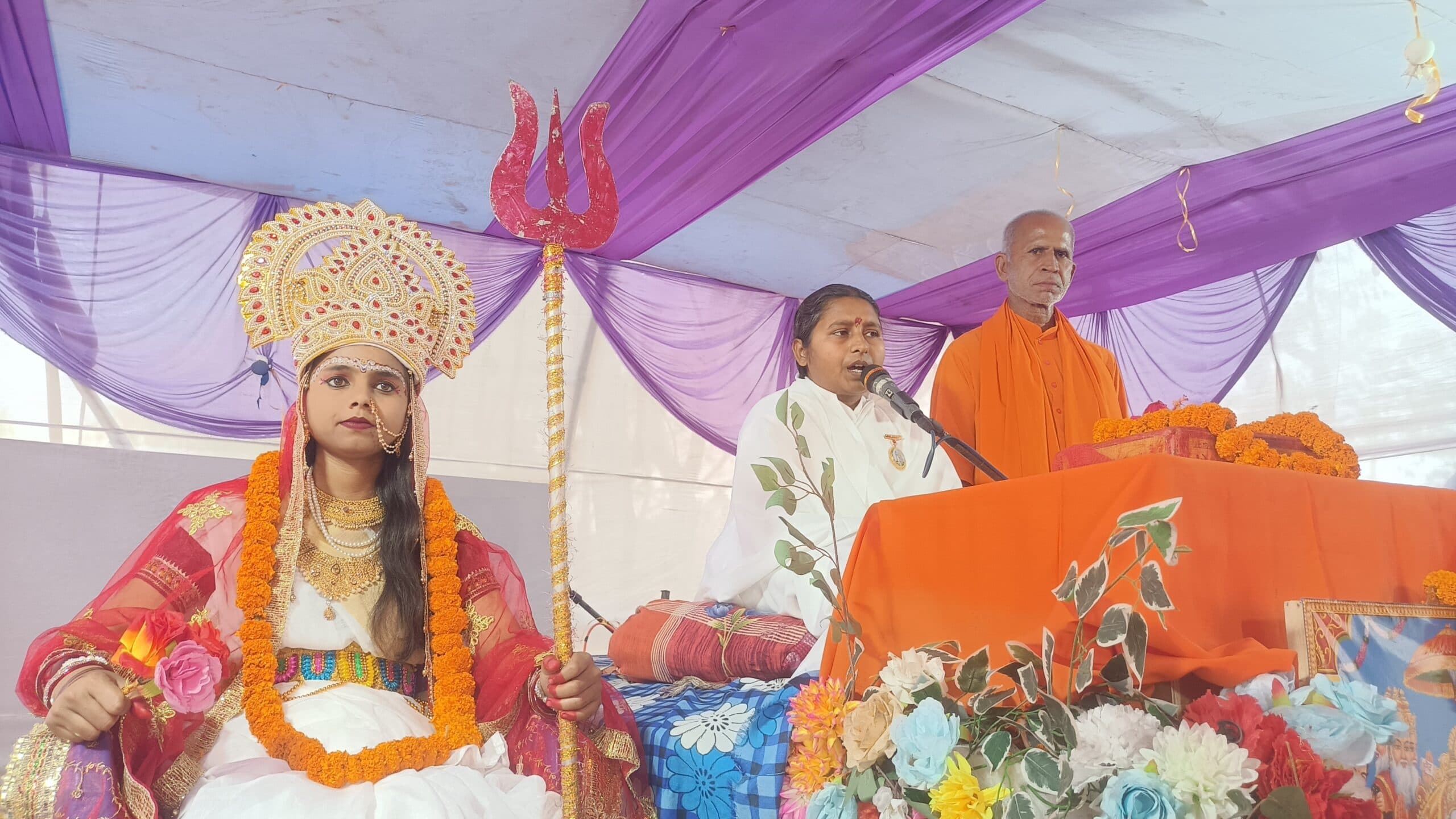 नौ दिवसीय राम कथा सुनने उमड़ी श्रद्धालुओं की भीड़