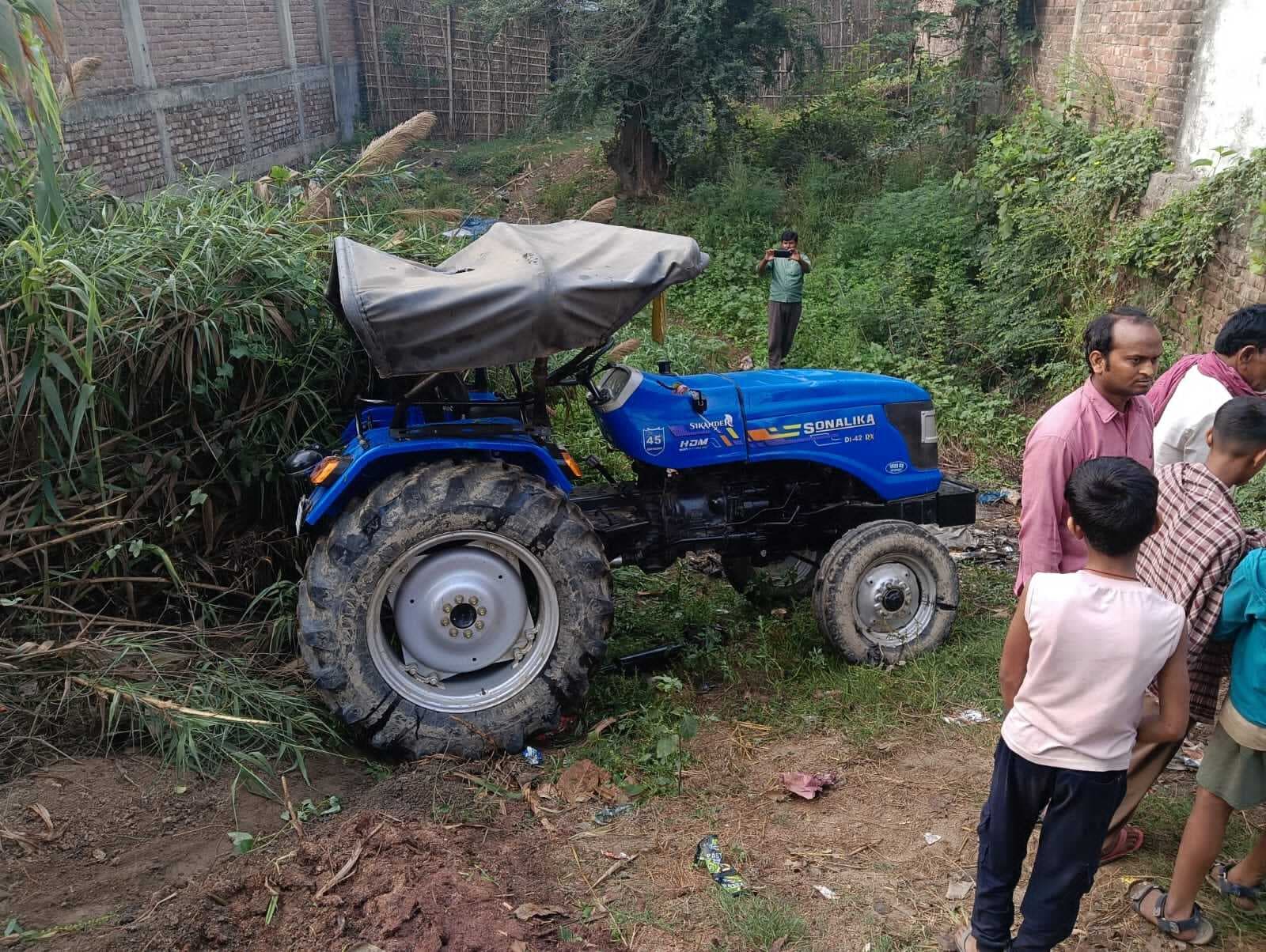 बहियार से घर लौटने के दौरान ट्रैक्टर पलटा, चालक की मौत, पुत्र गंभीर