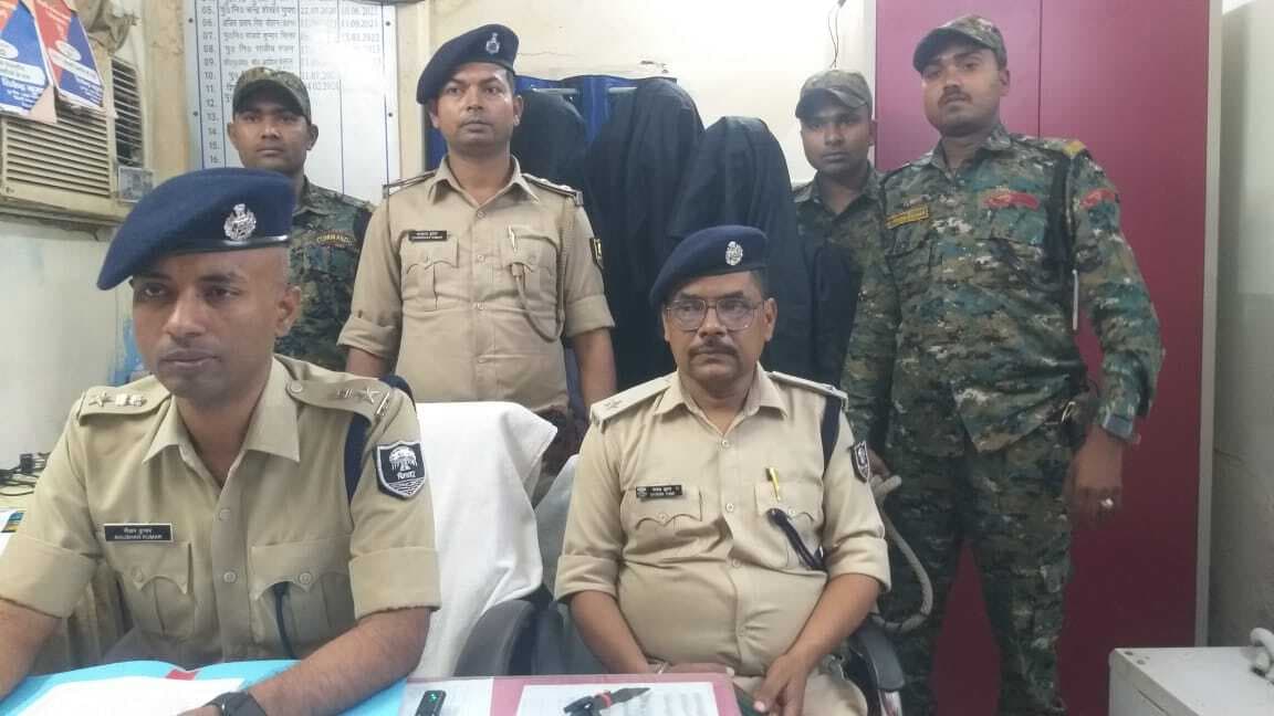 चोरी की 10 बाइकों के साथ तीन चोर गिरफ्तार, फल बेचकर करते थे रेकी