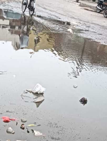 हल्की बारिश में लालापुर सड़क पर जलजमाव, परेशानी