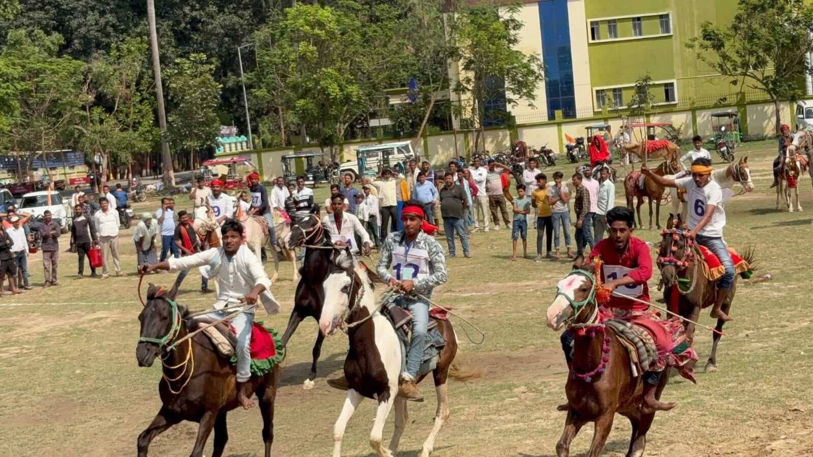 तेज घोड़ा दौड़ प्रतियोगिता में राधे रहे प्रथम