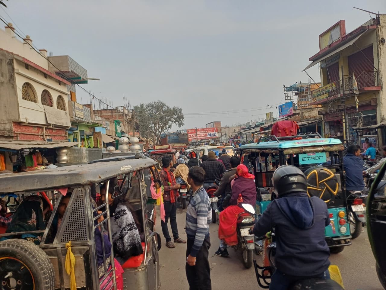 किशनपुर बाजार में अतिक्रमण से आवागमन मुश्किल, रोज लग रहा जाम