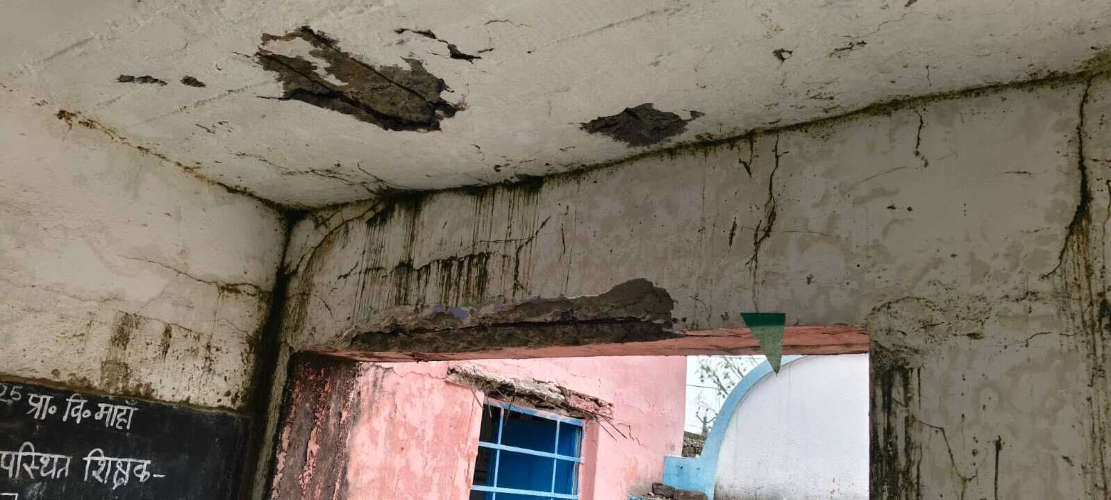 जर्जर छत के नीचे भविष्य गढ़ने को मजबूर है छात्र