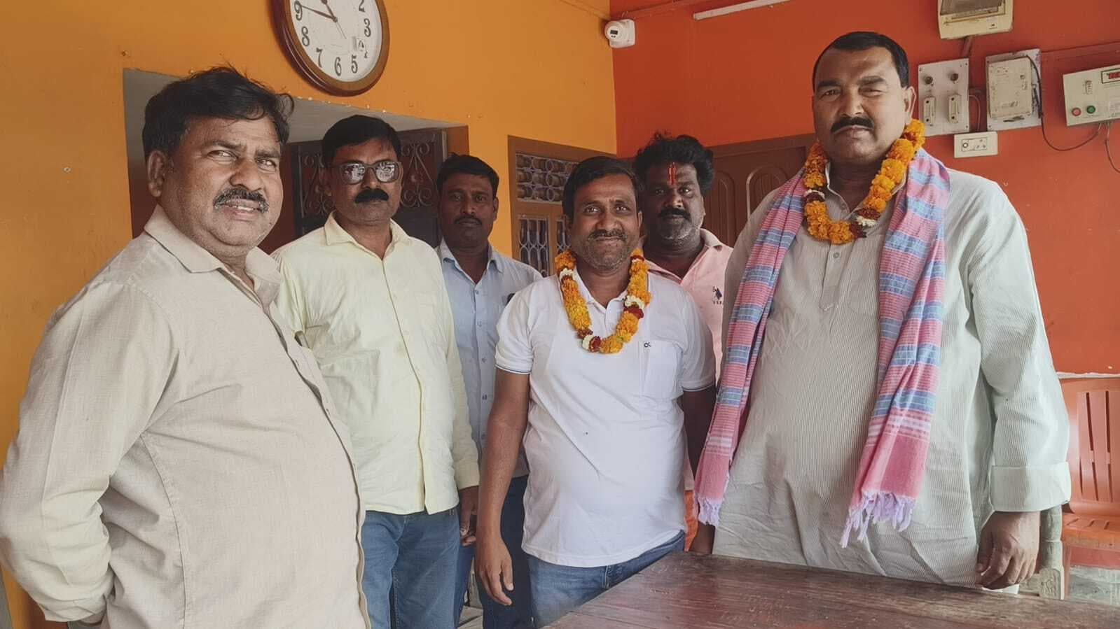 पैक्स अध्यक्ष ने पूर्व मंत्री का किया स्वागत