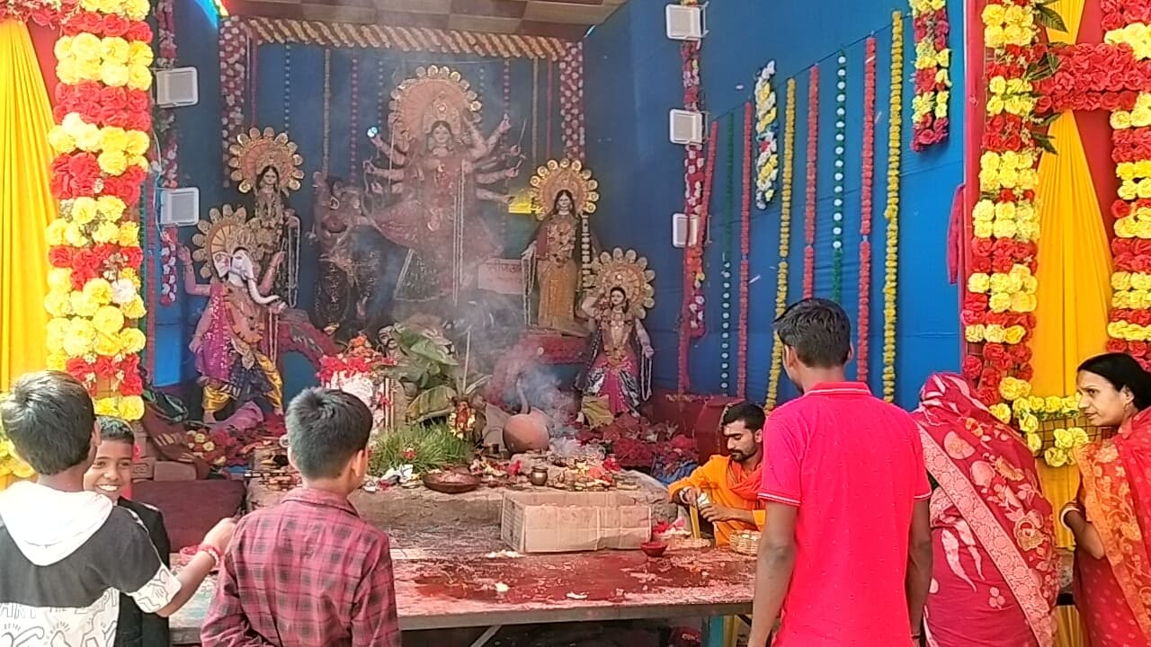 चैत्र नवरात्र के विजयदशमी को पूजा पंडाल में श्रद्धालुओं की भीड़